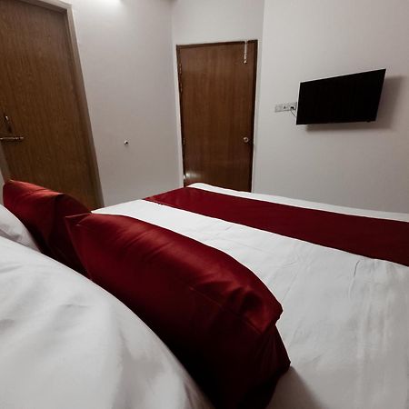 Travelers Hidden Gem. 15 Min From Intl. Airport Apartment Дака Екстериор снимка